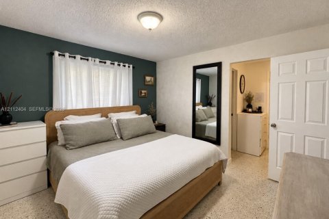 House in Miami, Florida 3 bedrooms, 189.52 sq.m. № 2432910 - photo 11