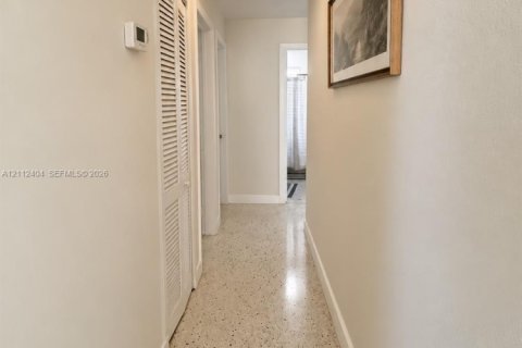 House in Miami, Florida 3 bedrooms, 189.52 sq.m. № 2432910 - photo 9