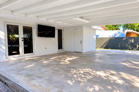 House in Miami, Florida 3 bedrooms, 189.52 sq.m. № 2432910 - photo 22