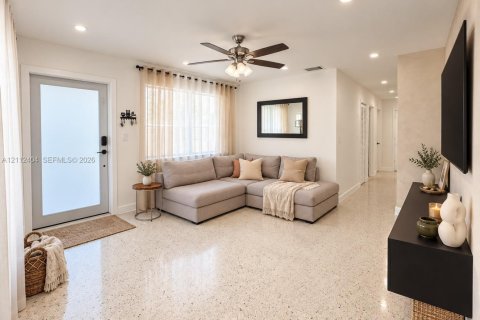 House in Miami, Florida 3 bedrooms, 189.52 sq.m. № 2432910 - photo 5