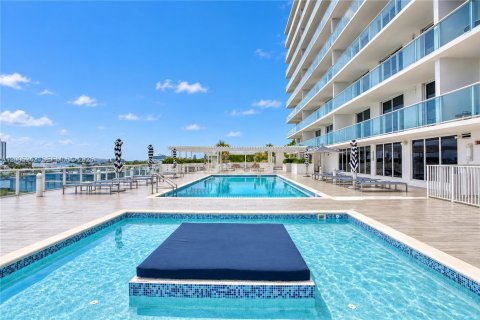 Condo in Miami, Florida, 1 bedroom  № 2383245 - photo 11
