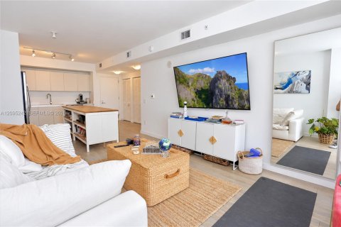 Condo in Miami, Florida, 1 bedroom  № 2383245 - photo 2