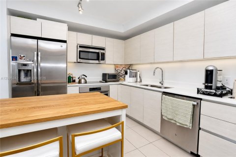 Condo in Miami, Florida, 1 bedroom  № 2383245 - photo 5