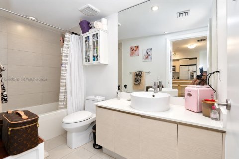 Condo in Miami, Florida, 1 bedroom  № 2383245 - photo 7