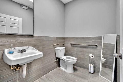 Купить коммерческую недвижимость в Майами, Флорида № 2020848 - фото 20