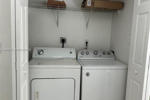 Touwnhouse à louer à Homestead, Floride: 3 chambres, 140.19 m2 № 2027351 - photo 6