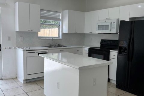 Touwnhouse à louer à Homestead, Floride: 3 chambres, 140.19 m2 № 2027351 - photo 4