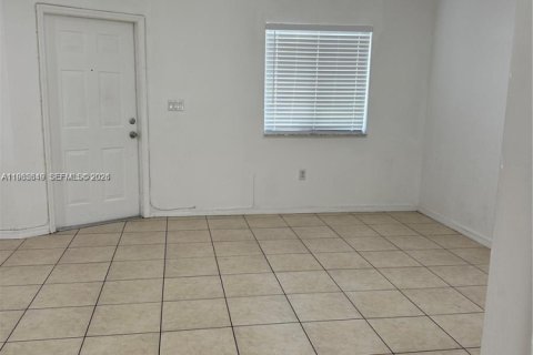 Touwnhouse à louer à Homestead, Floride: 3 chambres, 140.19 m2 № 2027351 - photo 3