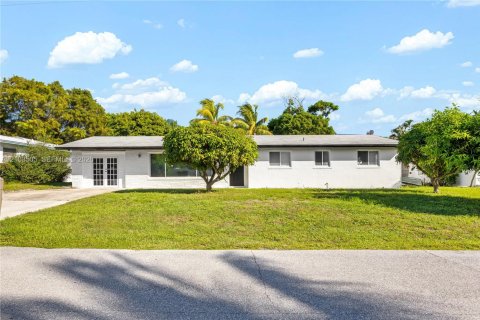 Villa ou maison à Boynton Beach, Floride 5 chambres, 164.99 m2 № 2421565