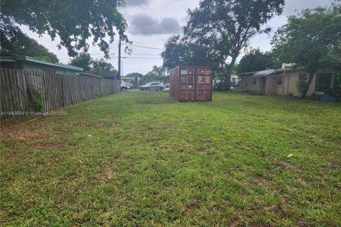 Land in Hollywood, Florida № 1940440 - photo 2