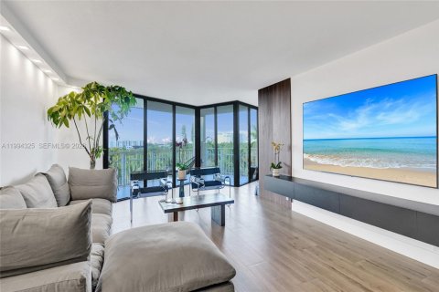 Condominio en venta en Miami, Florida, 2 dormitorios, 142.6 m2 № 2055970 - foto 3