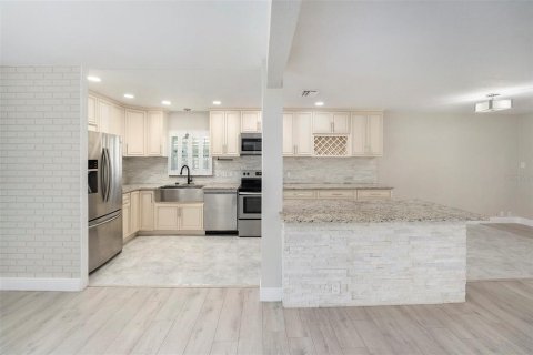 House in Clearwater, Florida 4 bedrooms, 167.69 sq.m. № 1854232 - photo 8