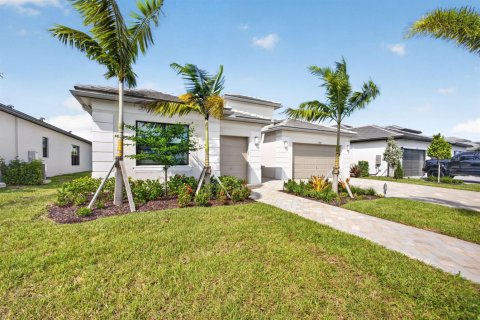 House in Port St. Lucie, Florida 3 bedrooms, 260.03 sq.m. № 2429783 - photo 5