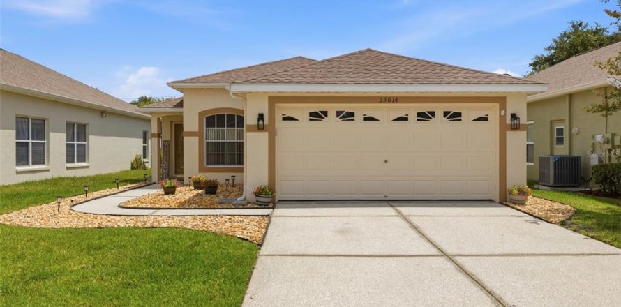 House in Land O' Lakes, Florida 2 bedrooms, 124.58 sq.m. № 2210071