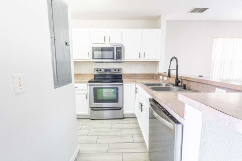 Townhouse in Kissimmee, Florida 2 bedrooms, 108.05 sq.m. № 2211860 - photo 2