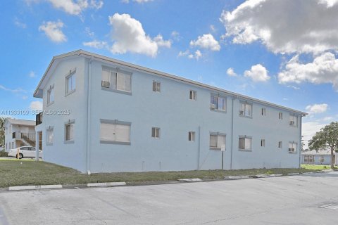 Condo in Lake Worth, Florida, 2 bedrooms  № 1991293 - photo 9