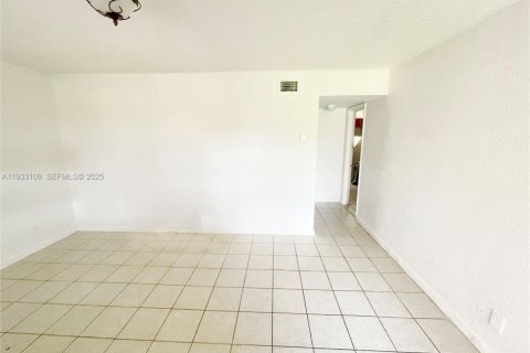 Condo in Lake Worth, Florida, 2 bedrooms  № 1991293 - photo 2