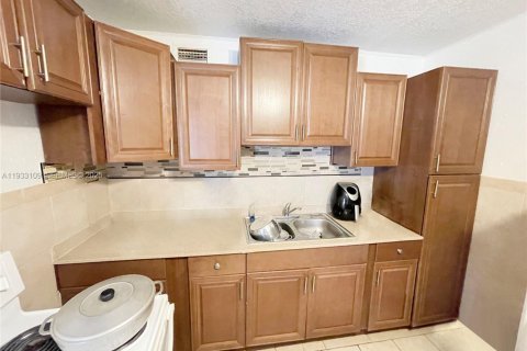 Condo in Lake Worth, Florida, 2 bedrooms  № 1991293 - photo 3