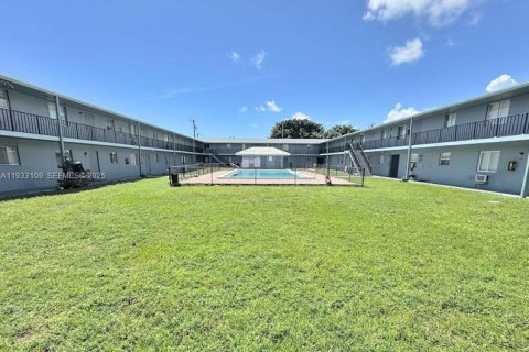 Condo in Lake Worth, Florida, 2 bedrooms  № 1991293 - photo 13