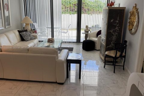 Condo in South Palm Beach, Florida, 2 bedrooms  № 2004496