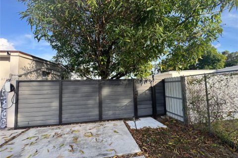 Immobilier commercial à louer à Miami, Floride: 1 chambre, 97.27 m2 № 1976628 - photo 2