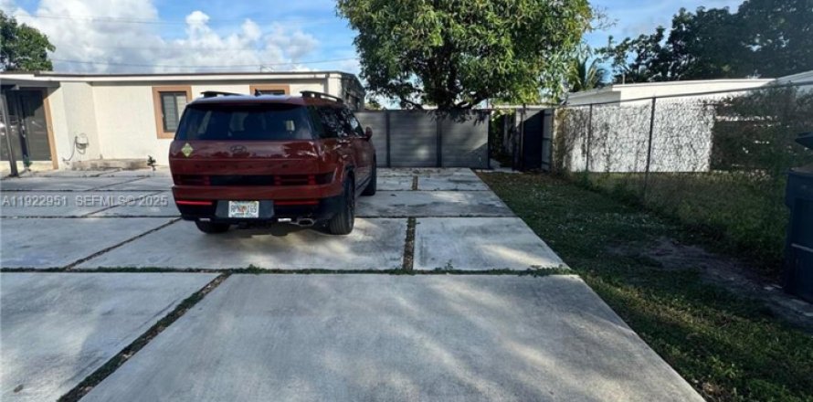 Immobilier commercial à Miami, Floride 1 chambre, 97.27 m2 № 1976628