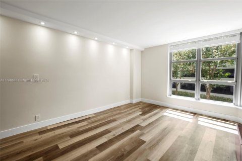 Condo in Aventura, Florida, 2 bedrooms № 1959422 - photo 12