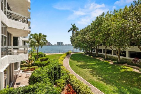 Condo in Aventura, Florida, 2 bedrooms № 1959422 - photo 1
