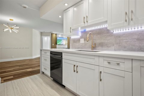 Condo in Aventura, Florida, 2 bedrooms № 1959422 - photo 11