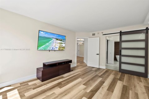 Condo in Aventura, Florida, 2 bedrooms № 1959422 - photo 13