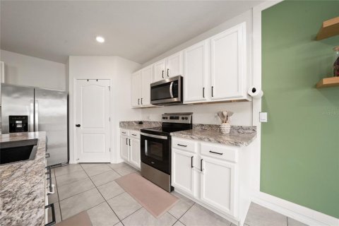 House in Winter Haven, Florida 5 bedrooms, 243.03 sq.m. № 2201229 - photo 9