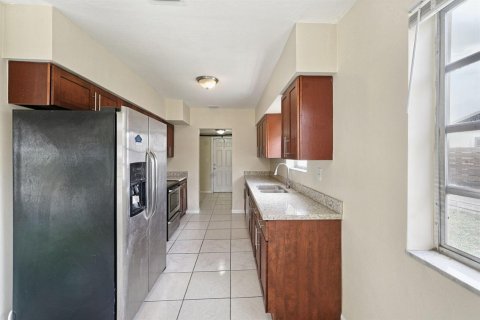 Villa ou maison à vendre à Miami Gardens, Floride: 3 chambres, 119.84 m2 № 2439401 - photo 12