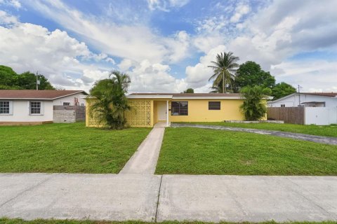Villa ou maison à Miami Gardens, Floride 3 chambres, 119.84 m2 № 2439401