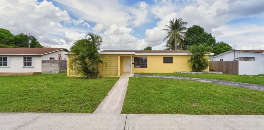 Villa ou maison à Miami Gardens, Floride 3 chambres, 119.84 m2 № 2439401
