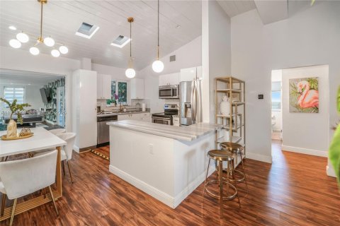 Casa en venta en Miami, Florida, 3 dormitorios, 122.63 m2 № 1993260 - foto 11
