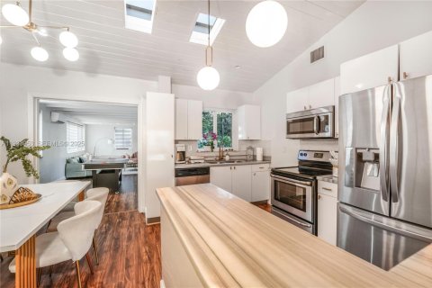 Casa en venta en Miami, Florida, 3 dormitorios, 122.63 m2 № 1993260 - foto 10