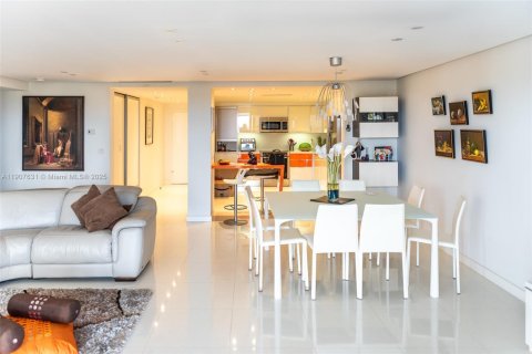 Condominio en alquiler en Surfside, Florida, 2 dormitorios, 146.69 m2 № 2012918 - foto 5