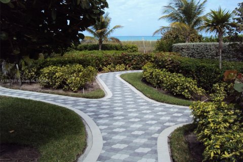 Condominio en alquiler en Surfside, Florida, 2 dormitorios, 146.69 m2 № 2012918 - foto 22