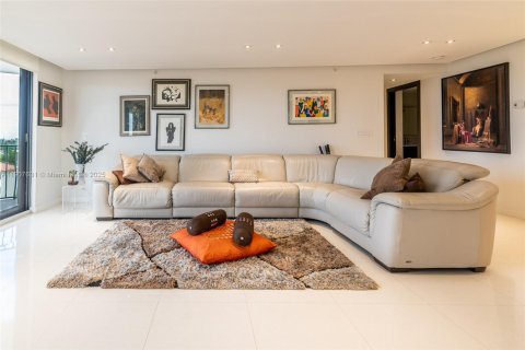 Condominio en alquiler en Surfside, Florida, 2 dormitorios, 146.69 m2 № 2012918 - foto 2