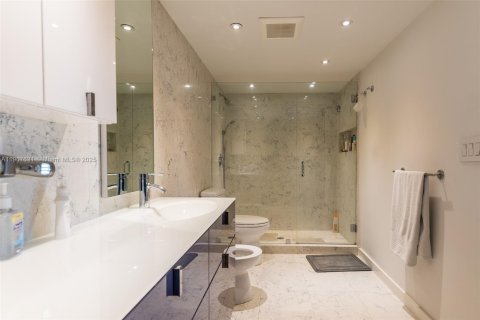 Condominio en alquiler en Surfside, Florida, 2 dormitorios, 146.69 m2 № 2012918 - foto 13