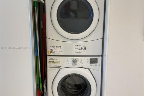 Condominio en alquiler en Surfside, Florida, 2 dormitorios, 146.69 m2 № 2012918 - foto 14