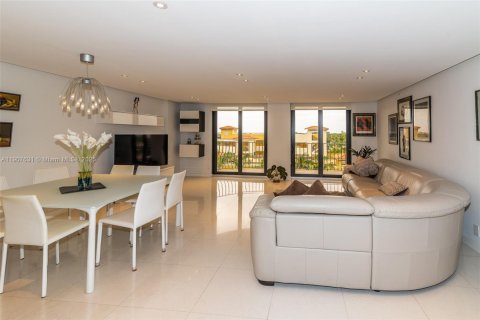 Condominio en alquiler en Surfside, Florida, 2 dormitorios, 146.69 m2 № 2012918 - foto 3