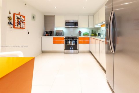 Condominio en alquiler en Surfside, Florida, 2 dormitorios, 146.69 m2 № 2012918 - foto 8