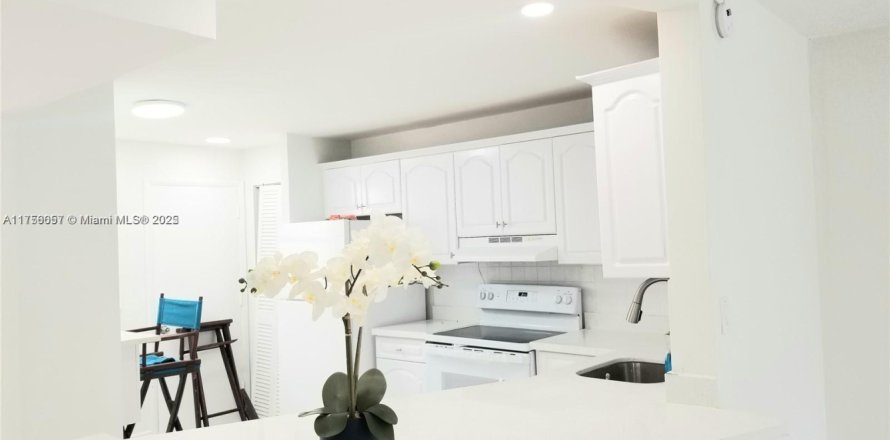 Condominio en Miami, Florida, 1 dormitorio  № 1860186