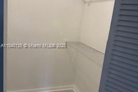 Condo in Lake Worth, Florida, 2 bedrooms № 1981740 - photo 8