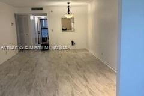 Condo in Lake Worth, Florida, 2 bedrooms № 1981740 - photo 11