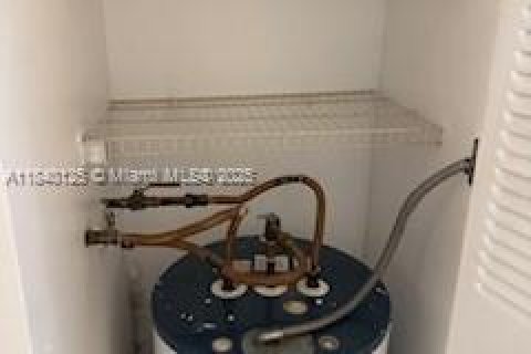 Condo in Lake Worth, Florida, 2 bedrooms № 1981740 - photo 12