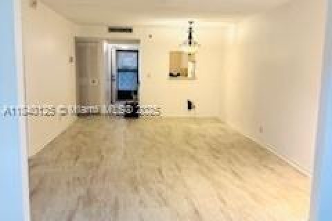 Condo in Lake Worth, Florida, 2 bedrooms № 1981740 - photo 4