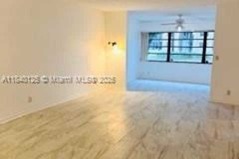 Condo in Lake Worth, Florida, 2 bedrooms № 1981740 - photo 10