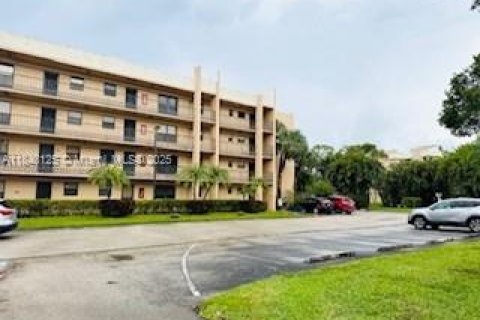 Condo in Lake Worth, Florida, 2 bedrooms № 1981740 - photo 2